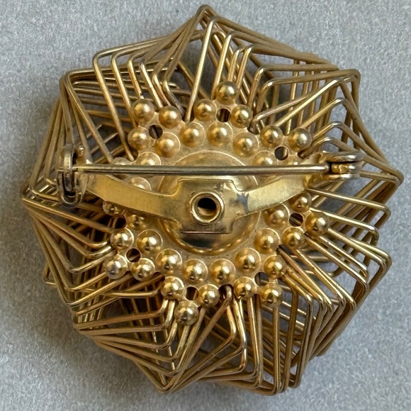 VINTAGE Small Modern Style Brooch Floral Petal Warm Prong Rhinestone Center Gold - Picture 5 of 6